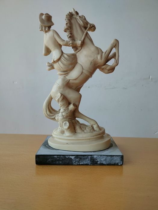 Estatueta de dama antiga a cavalo.