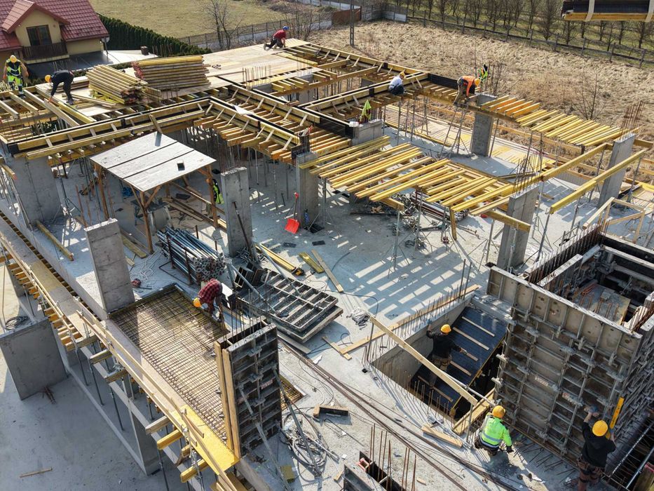 Wynajem sprzedaż szalunków rusztowań podnośników kontenerów ogrodzeń