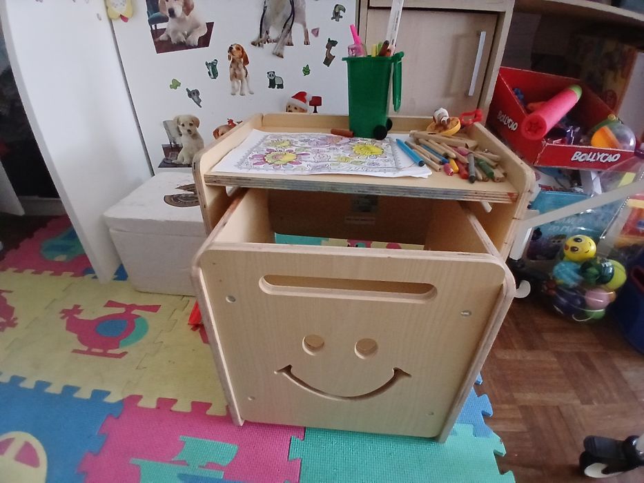 Mesa de pintar para pequenos com  banco
