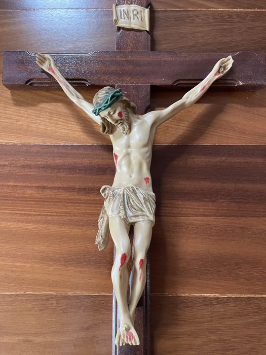 Crucifixo de Parede em Madeira Maciça