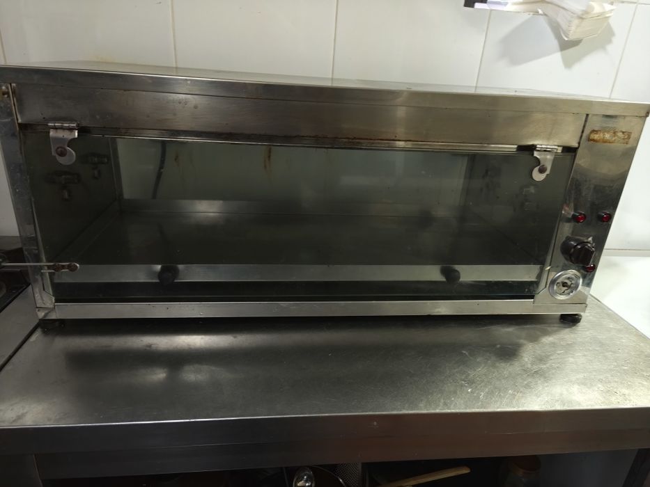Uma arca congeladora média,um frigobar,uma assadeira de frango serve também como grelhadora uma máquina registradora