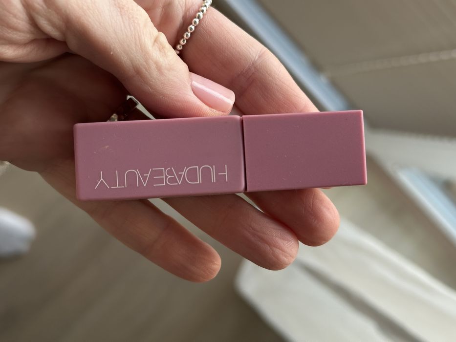 Huda Lip Blush Rosy Kiss lip tint pomadka szminka