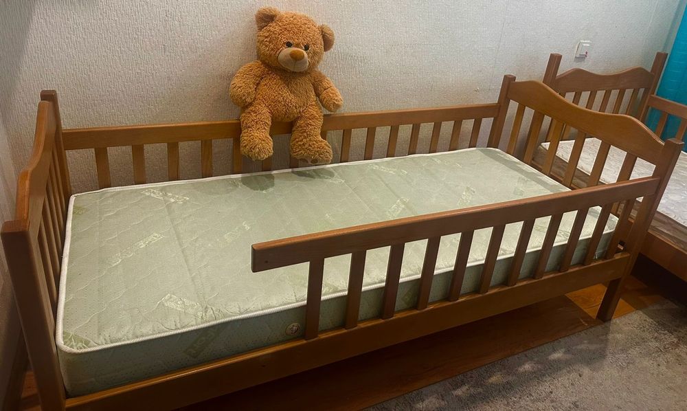 Двухповерхове дитяче дерев'яне ліжко