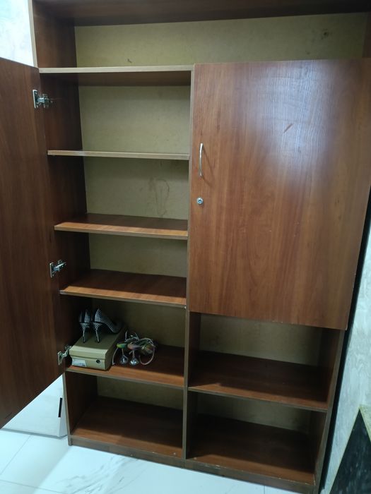 Шафа в кімнату чи офіс