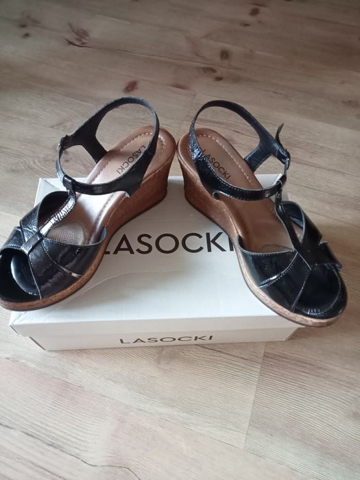 Sandały na koturnie Lasocki