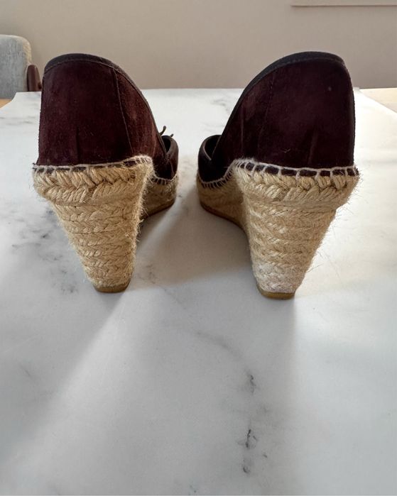 Sapatos cunha RAS em camurça castanha – Tamanho 37 – Necessitam personalização