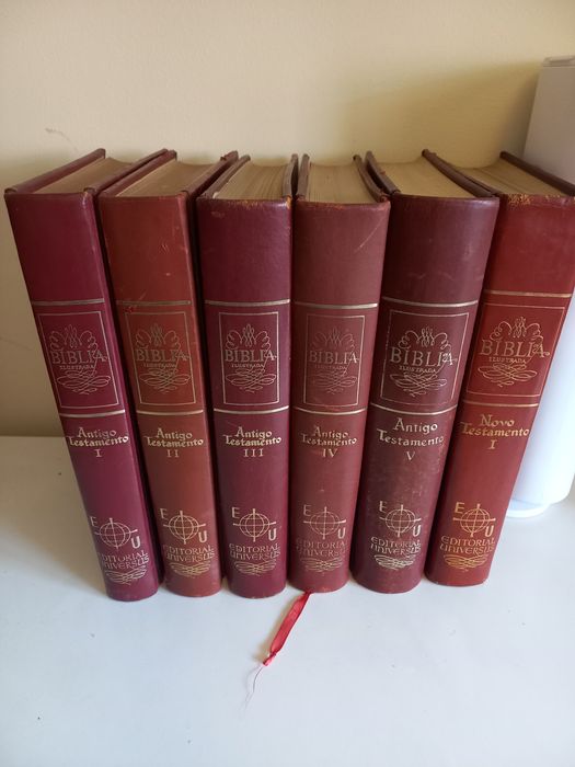 Cinco volumes antigo testamento e um novo testamento. ento.