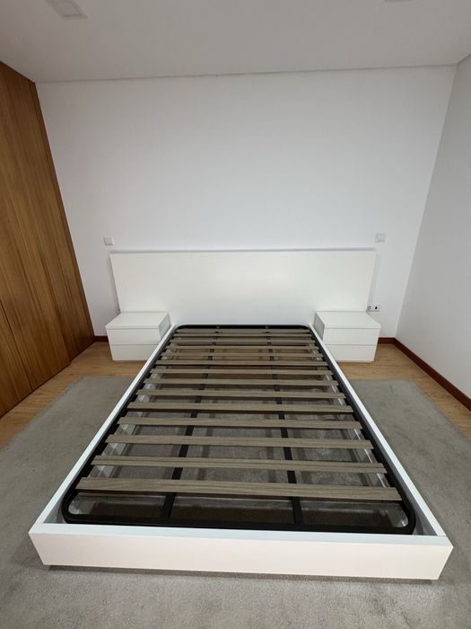 Cama de casal 150x190 com Estrado, Cabeceira e 2 mesas de cabeceira