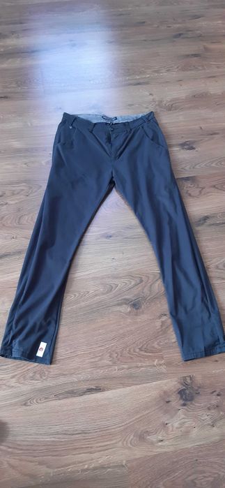 [15] Spodnie materiałowe marki CROPP w rozmiarze 32.