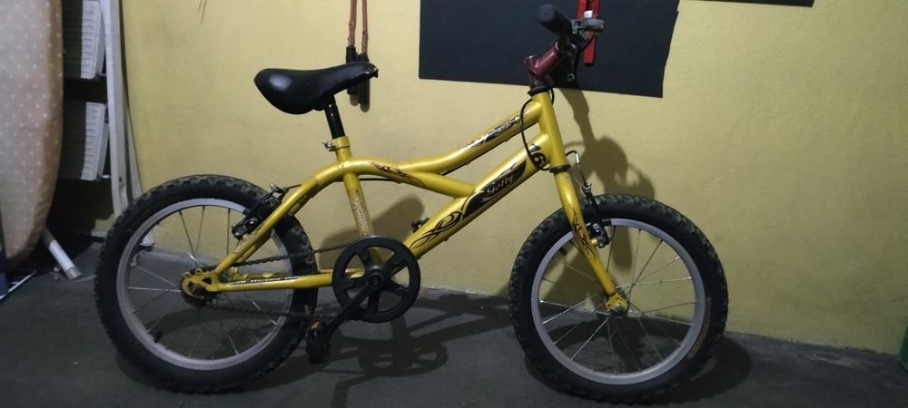 Bicicleta com algum uso.