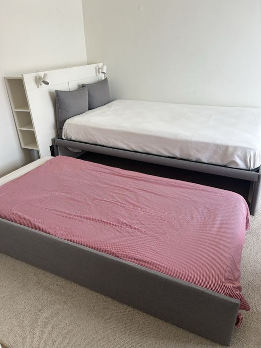 Cama dupla forrada e feita à medida, influindo os 2 colchões