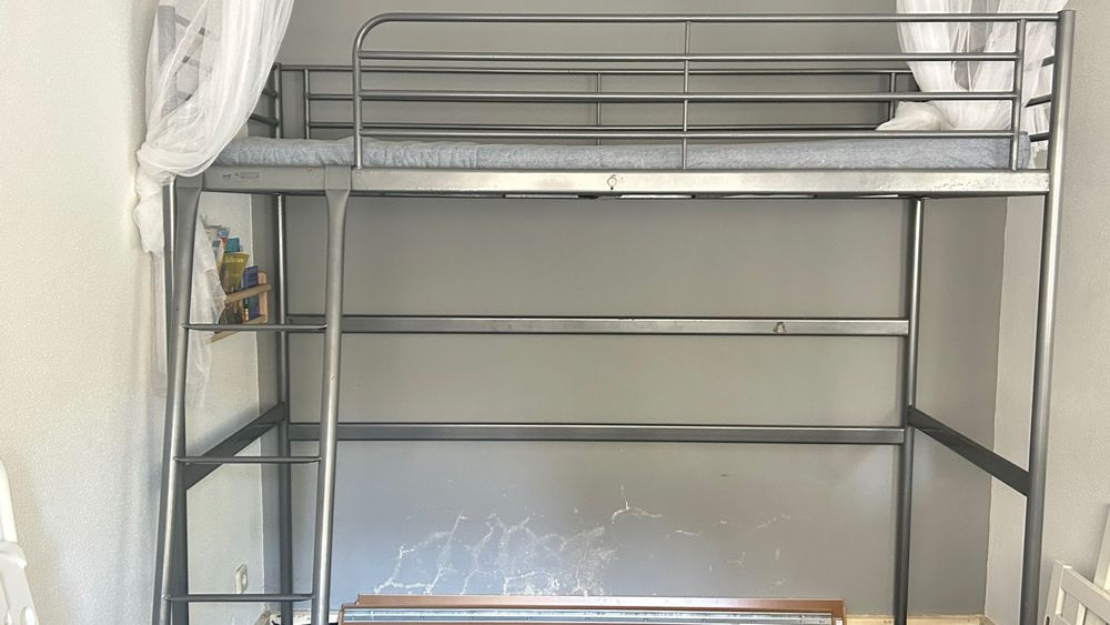 Cama alta de ferro Ikea