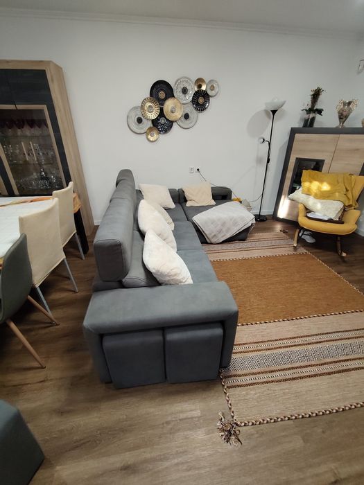 Sofá  3 lugares com Chaise Longue Cinzento – Assentos Deslizantes + Arrumação + 4 Puffs