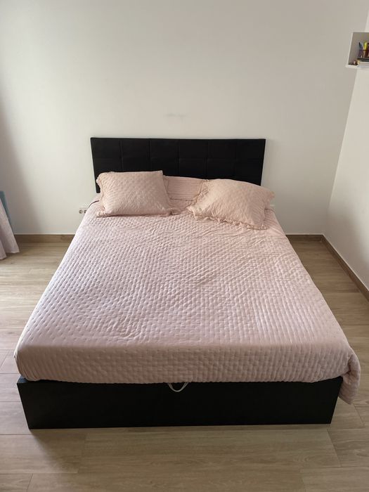 Quarto completo – cama de casal, cómoda, camiseiro, mesas de cabeceira e espelho