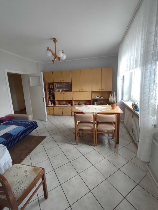 Duży dom z lat 70 tych, oddalony od głównej drogi, do zamieszkania.