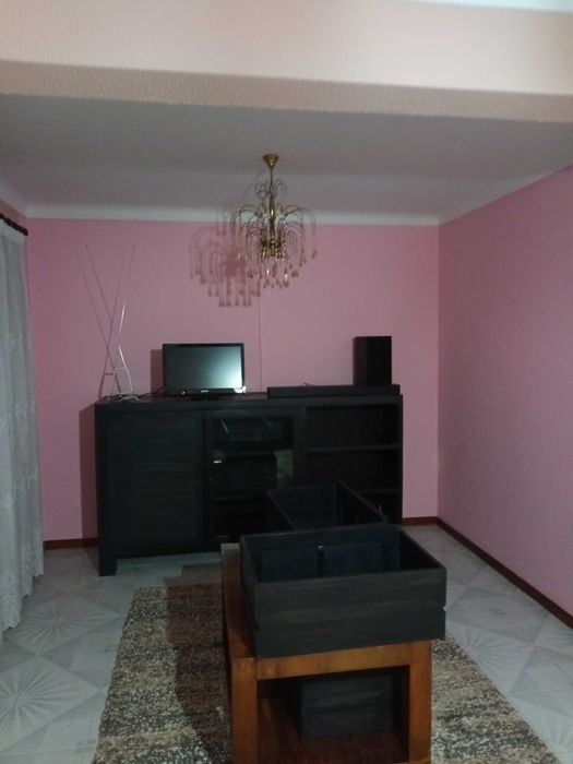 Casa para alugar com três quartos e cozinha equipada e sala mobilada.