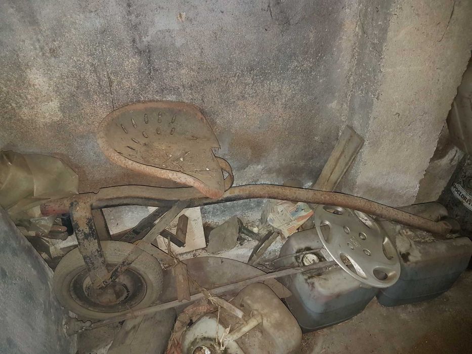 Trator Lombardini com reboque e algumas alfaias
