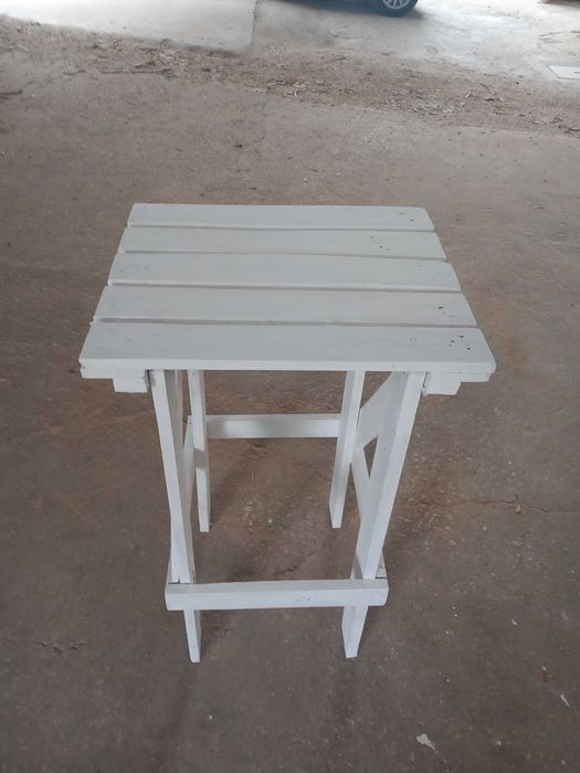 Mesa pequena para várias coisas  0,50cm por 0,43cm 0,80cm altura