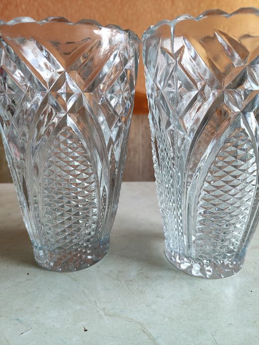 Цукорниця,чашки, столові прибори,вази