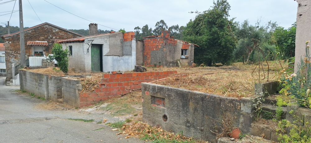 Casa para  reconstrução com terreno