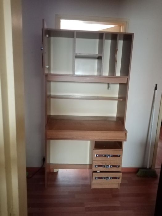 Estante com gavetas