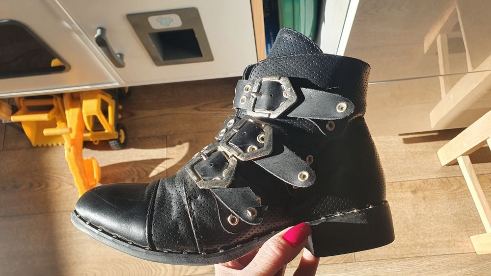 Czarnre botki przejściowe ze sprzaczkami rozmiar 36 CrogoGogo