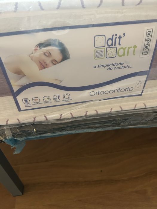 quarto solteiro  cama , mesinha de cabeceira