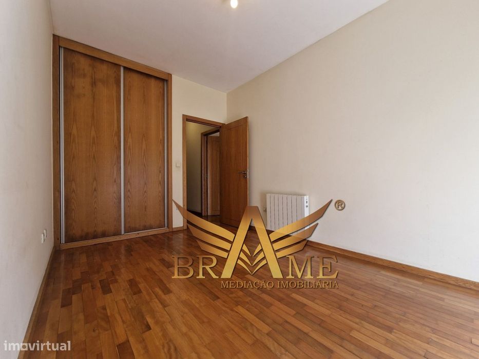 Apartamento T2 Com Lugar De Garagem | Rua Da Constituição - Porto