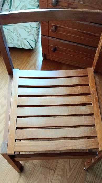 Mesa de abas e cadeiras em pinho e sofás!