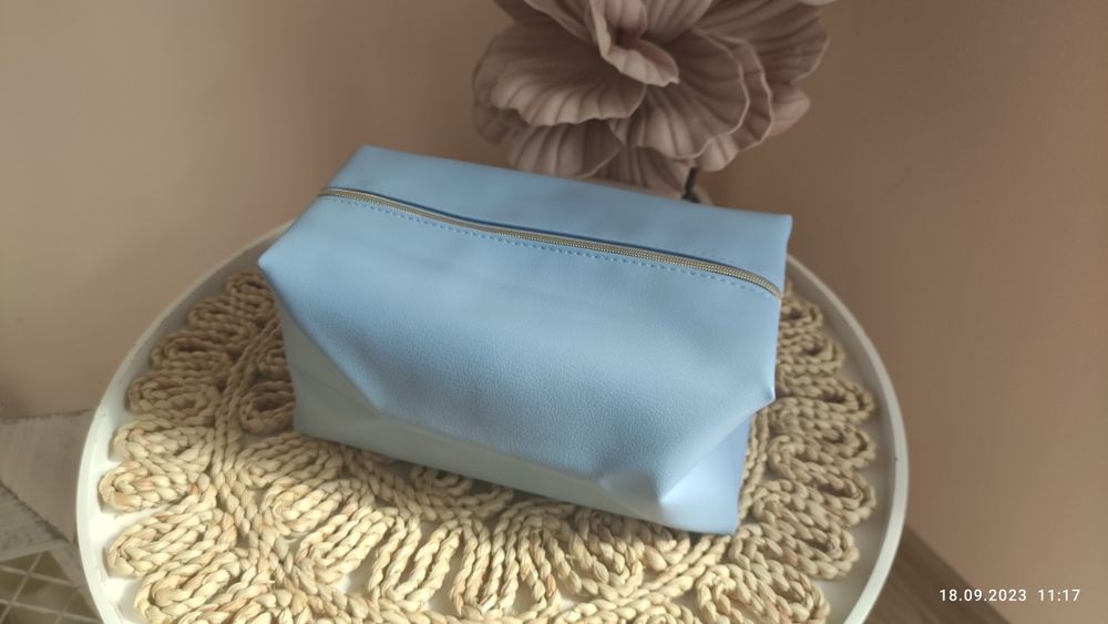 Nowa błękitna kosmetyczka