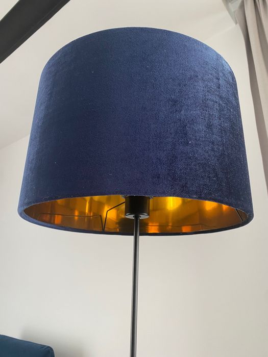 Lampa na trójnogu,