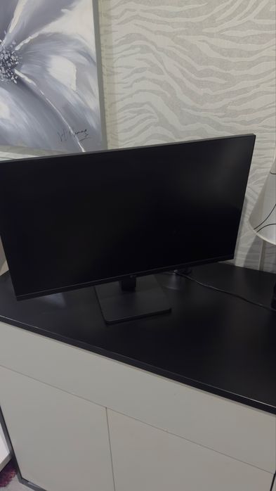 Monitor LG em Excelente Estado – Imagem Nítida e Sem Defeitos