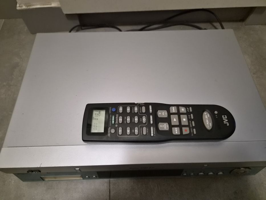 S-VHS et JVC HR-S6851