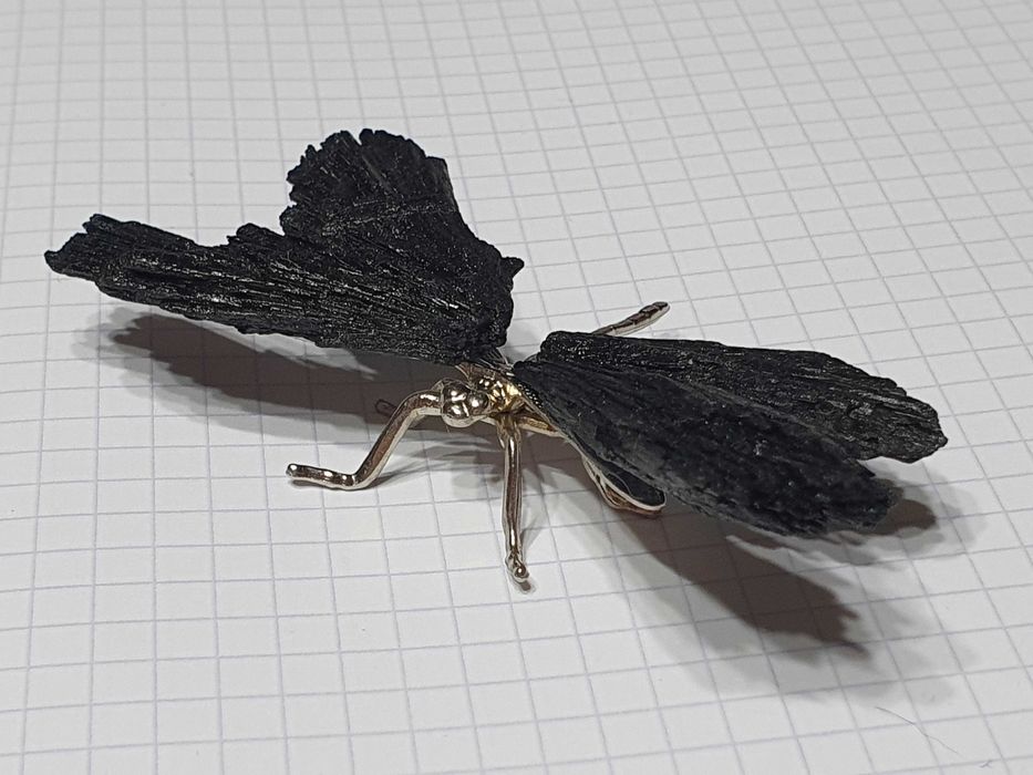 ważka ozdobna z czarnego surowego turmalinu 9 cm x 4,5 cm