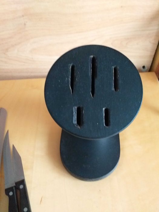 Noże w drewnianym stojaku, bloku ze stalową obudową