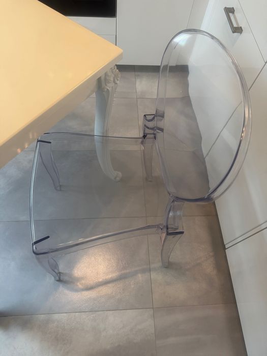 Biały stolik, transparentne krzesła