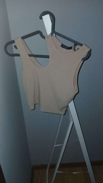 Top beżowy z wycięciami