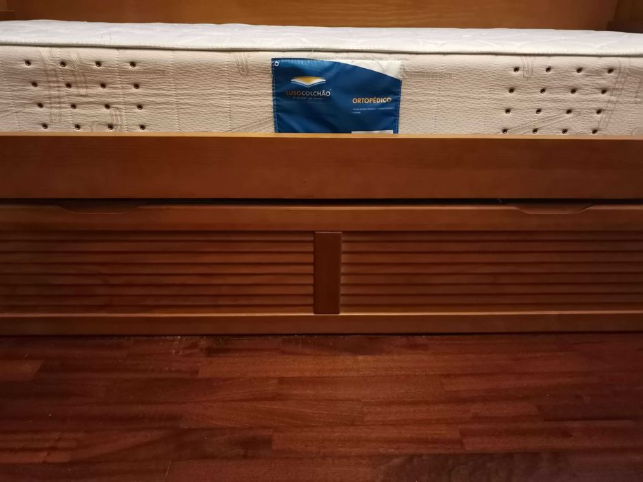 Estúdio com cama de solteiro e gavetão