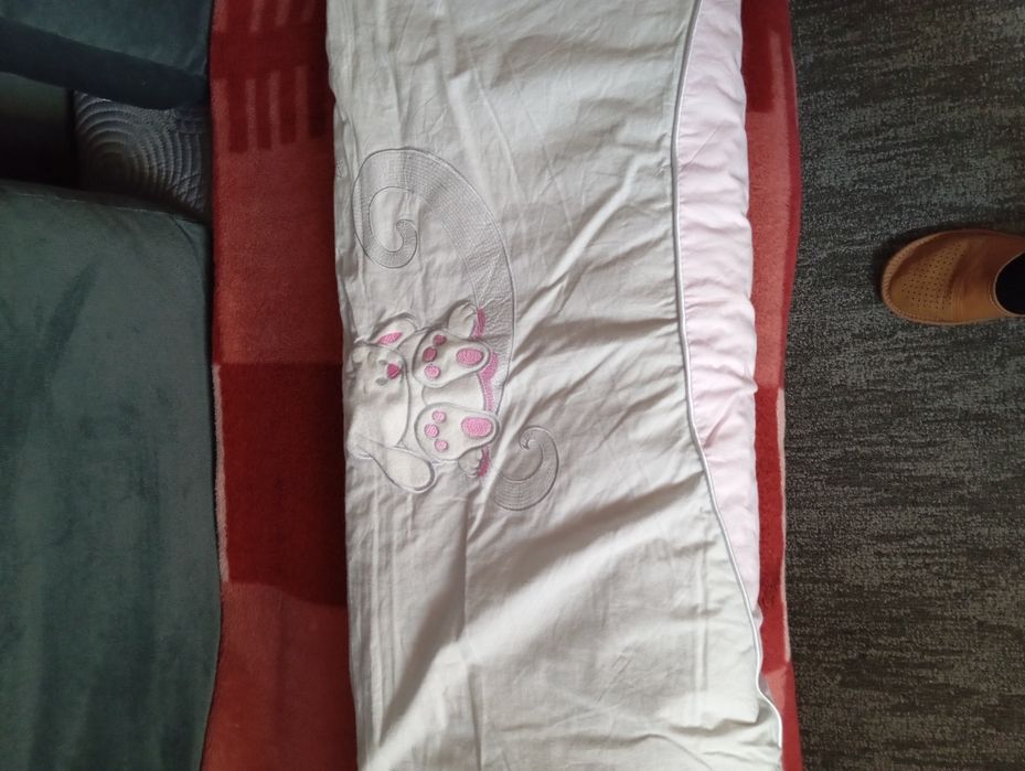 Kołderka z powloczką do łóżeczka.