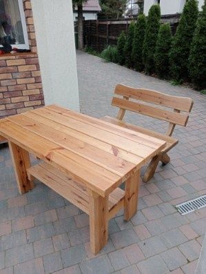 Dwie ławki drewniane ze stołem