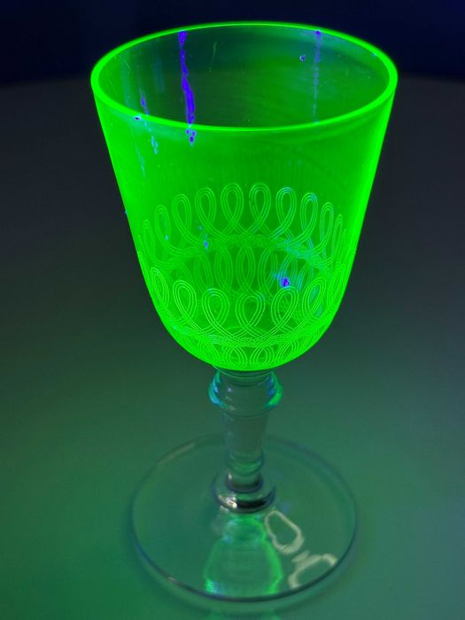 Antyczny kielich ze szkła uranowego – secesja – świeci w UV
