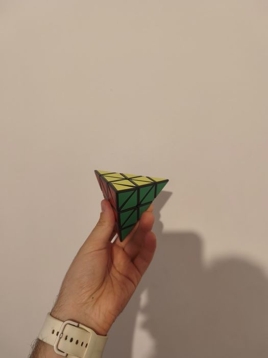 Pirâmide mágica, estilo Rubik's cube