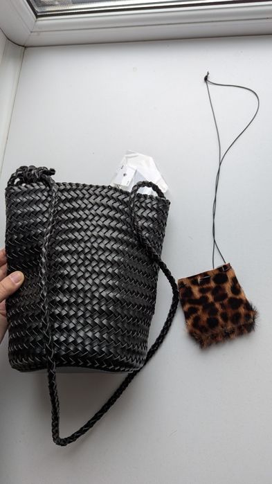Стильна чорна плетена сумка