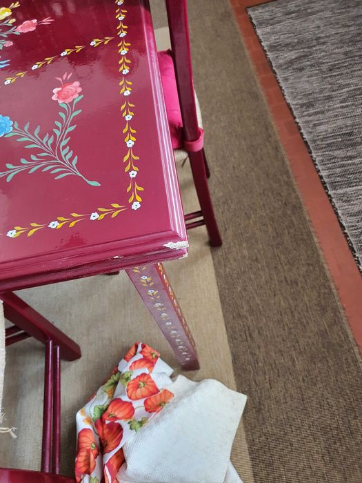Extendable table and 6 chairs, hand-painted. Original from Estremoz.64584348582146124