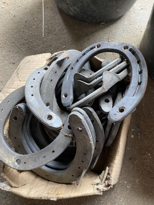 Podkowy metalowe nowe oraz nowe narzedzia kowalskie