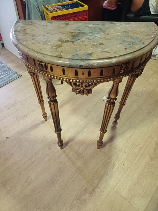 Mesa de centro e comoda antigas
