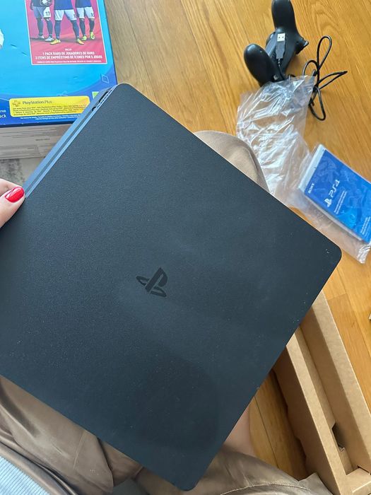 PS4 (1TB) + 2 comandos + câmara