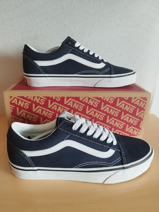 Vans Old Skool Azul e Branco tamanho 39 novos nunca usados.