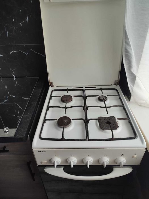 Продам газовую плиту Zanussi