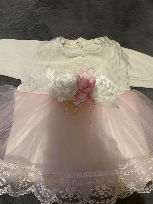 Sukienka z tiulem i ozdobami